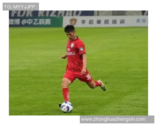 绿茵场上的闪耀之星穿着绿色足球衣展现无与伦比的风采与实力